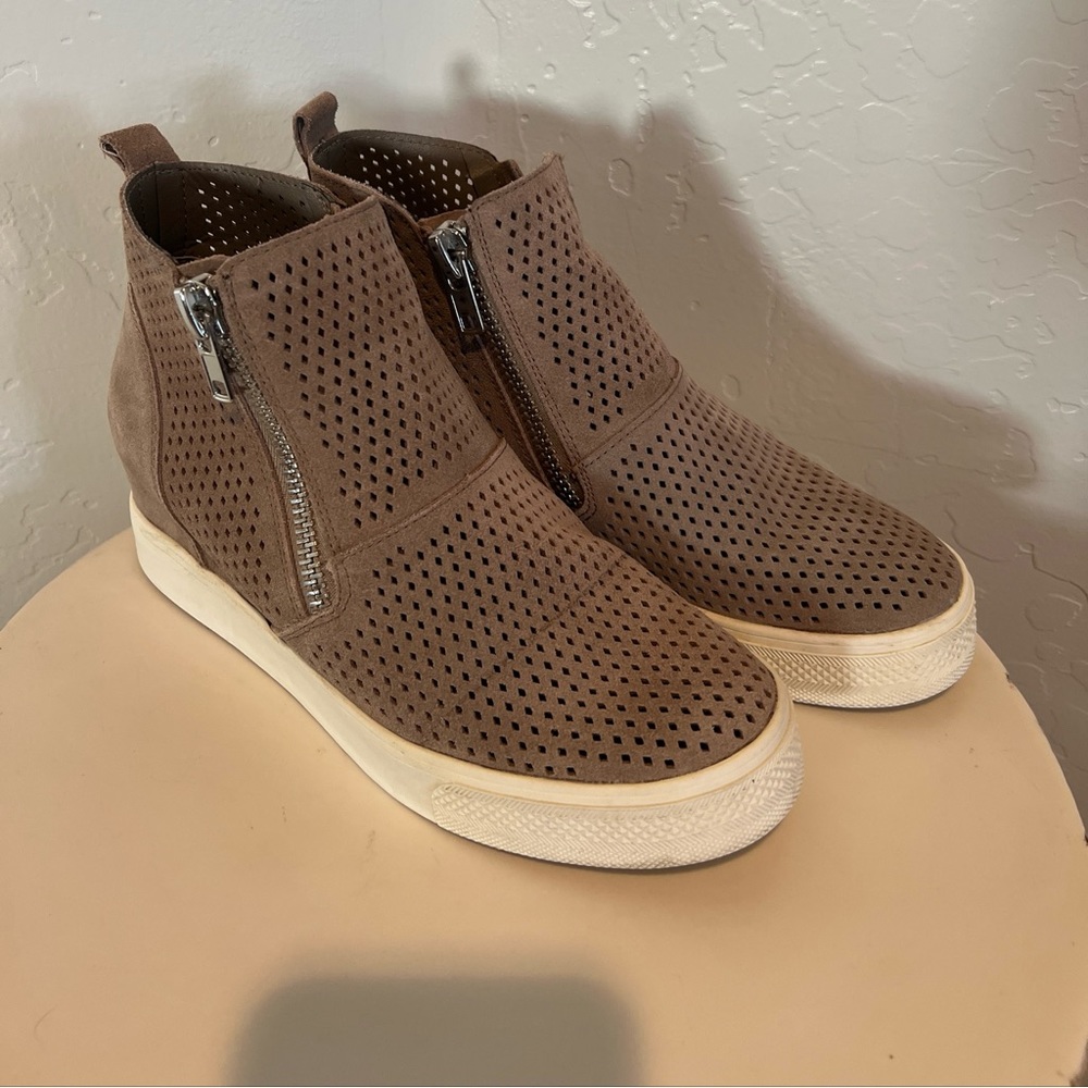Steve Madden Taupe Wedge leather Sneakers. Women’s size 8.5. Zippers-great cond.